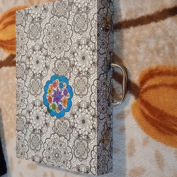 A coloring book barely used everything is slightly used its used only twice - Picture 1 of 4